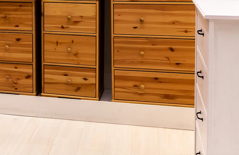 drewniane szafy